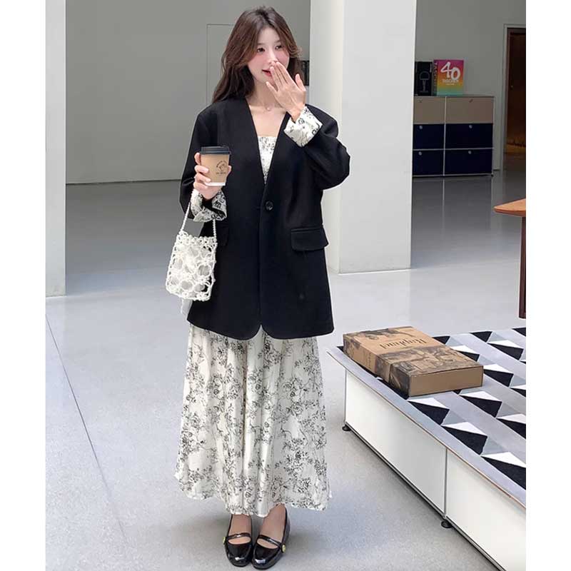 ブラックジャケット×フローラルワンピース
