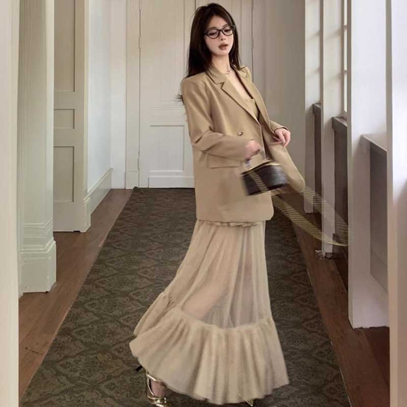 テーラードジャケット×シアーワンピース