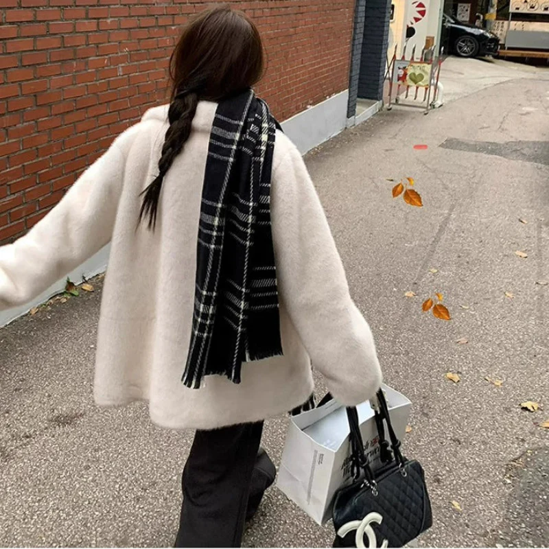 オフホワイトフェイクファーハーフコート