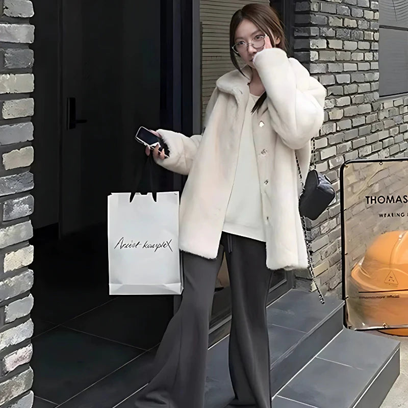 オフホワイトフェイクファーハーフコート